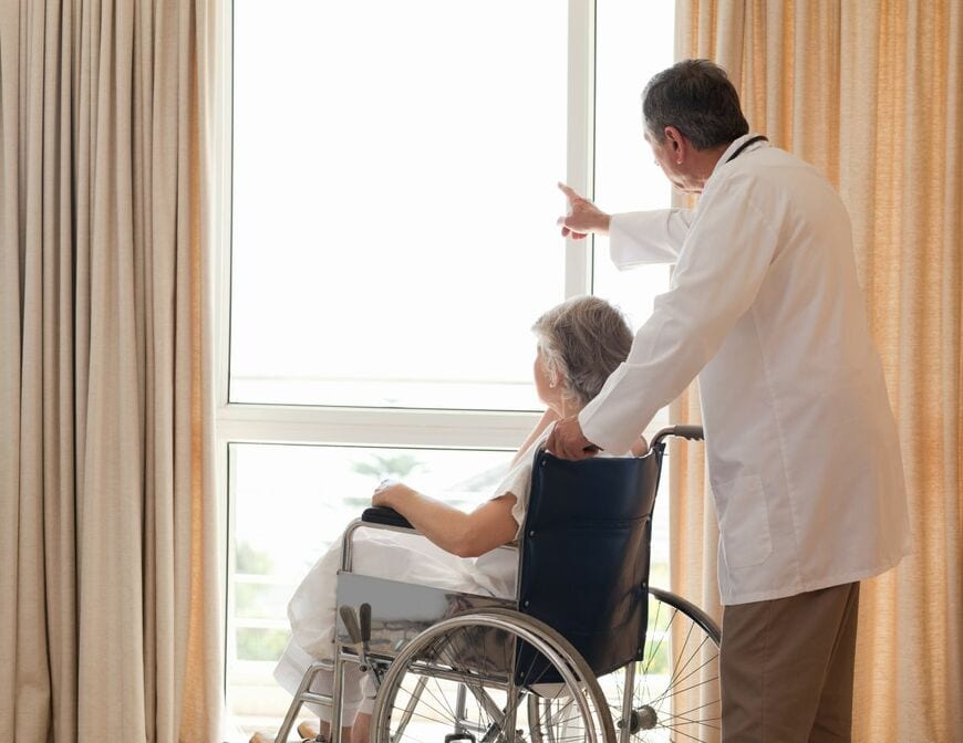【後期高齢】75歳以上の医療費、実は「2割・3割負担」の人が増えている？元公務員が教える、8月から切り替わった負担割合を確認するポイント