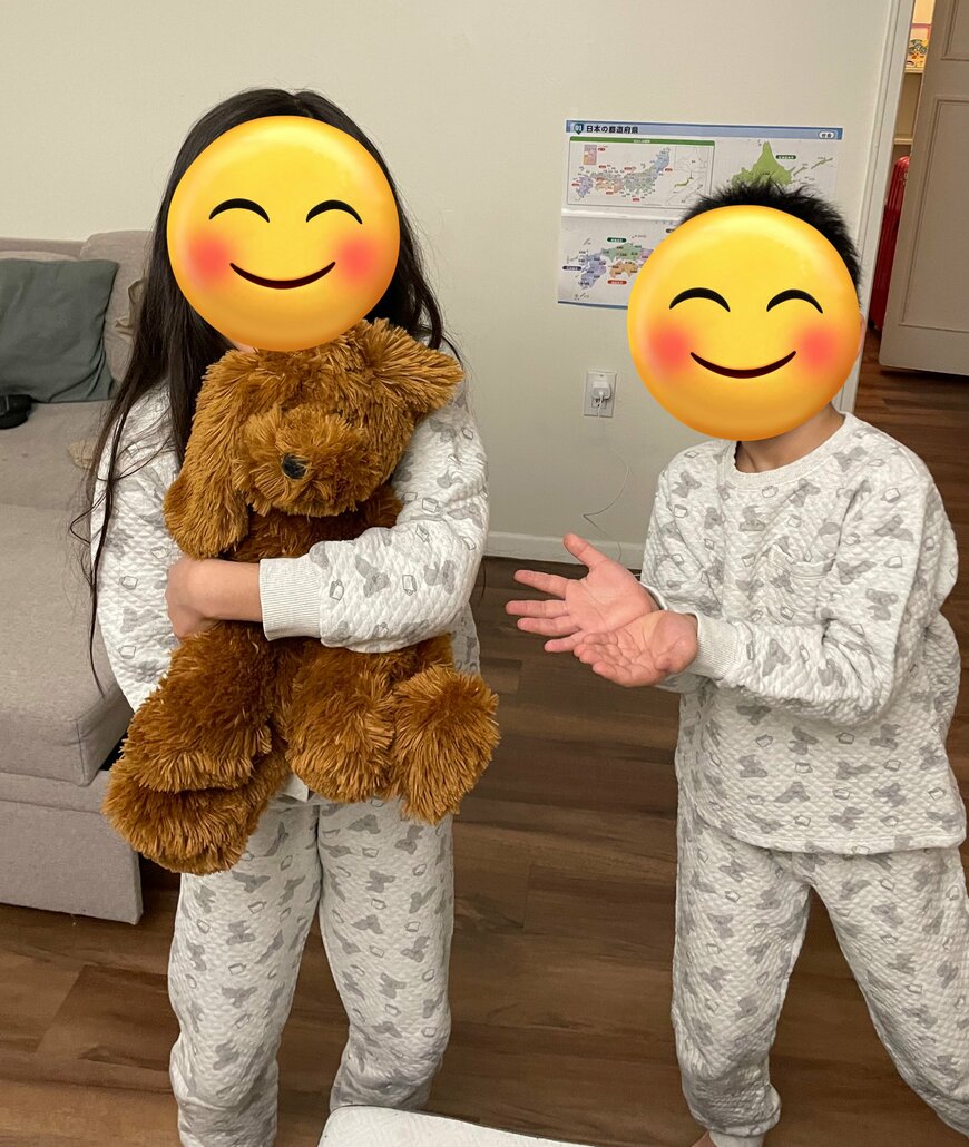 直ったぬいぐるみで喜ぶ兄弟