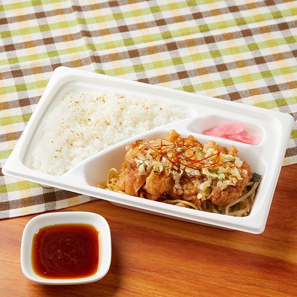 ファミリーマートの新商品:香味野菜が決め手の油淋鶏弁当