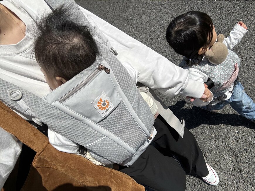 おそろいのスタイルで買い物に向かう親子