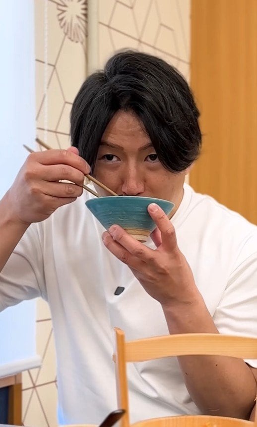 続いて出汁茶漬けで海鮮丼を楽しむ