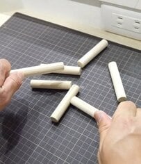 【遊び心DIY】丸棒で作る〈描けないけどかけるクレヨン〉が収納兼インテリアとして最強　「センス抜群すぎる」