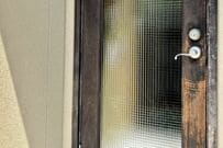 「こんなにきれいになるの」色褪せひび割れが目立つ〈木製の玄関扉〉　塗料を使って扉を塗り直し「美しい玄関扉」にリメイク