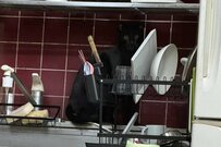 キッチンの方をよく見ると…写り込んだ黒猫さんの『スゴい表情』に反響続々！