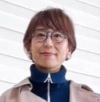 【62歳マダム】が着こなす春の「ジップスウェットコーデ」がおしゃれすぎる！カジュアル＆上品なコーデに「素敵です」と絶賛の声