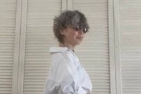 【62歳のマダム】“白シャツ×ロングスカート”のシンプルコーデ。前だけインで上品に