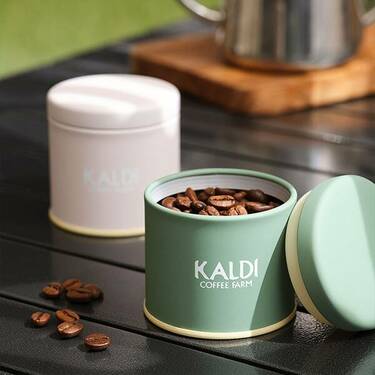 カルディ「ミニキャニスター缶」淡いピンクとカーキがお洒落。外出先に