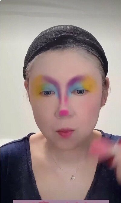 カラフルなアイシャドウをのせた目元の様子