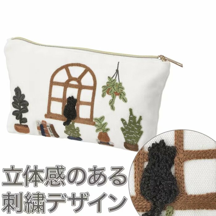柔らかなアイボリーの生地にひと針ずつ丁寧に施されたような刺繍の質感