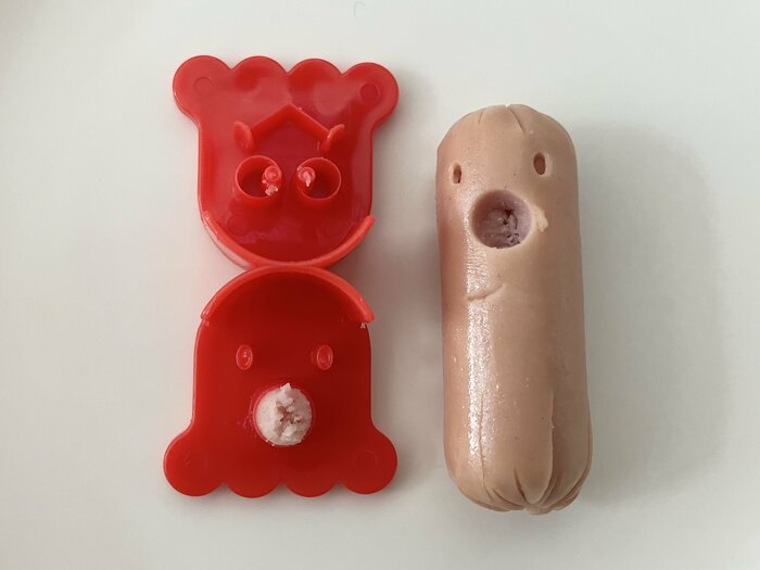 強く押し付けすぎると、パーツのくぼみにウインナーが詰まってしまうことも…。