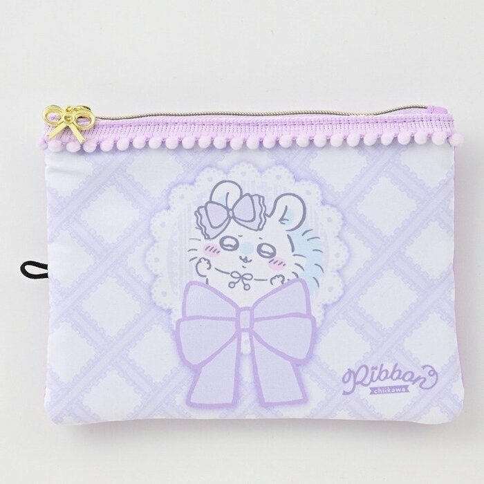 フラットな形状なのでバッグの中でもかさばらないのも嬉しいですね