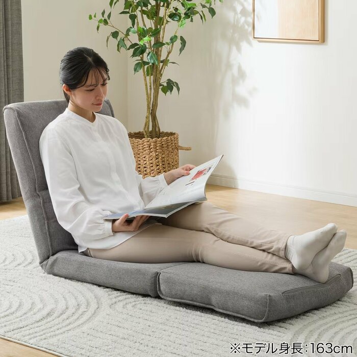 くつろぎたい時は折りたたまれた座面を前へ伸ばして足元までカバー