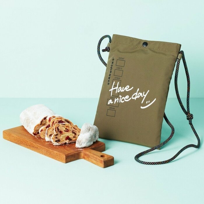 クリスマスシーズン定番のシュトーレンと、セット販売しているサコッシュ