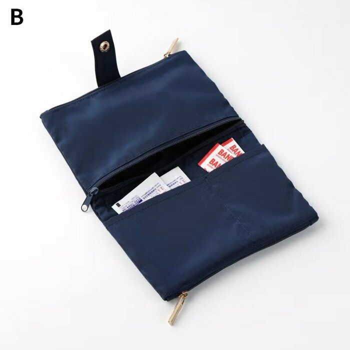 コンパクトな見た目ながら、開くとサイズが倍になる二つ折り仕様