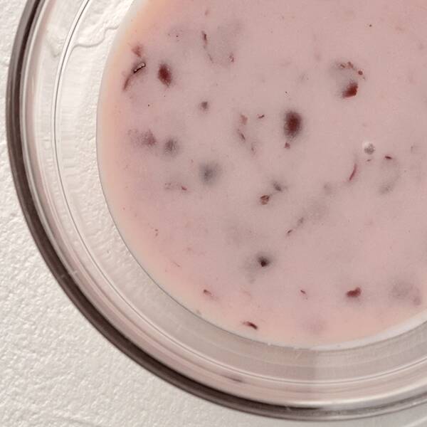 練乳に、小豆がたくさん入った凍らせて食べるタイプのアイス