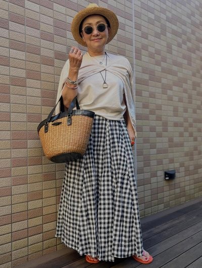 【64歳マダム】無印良品の〈ギンガムチェックスカート〉でナチュラルな大人カジュアルコーデ　「可愛い！」「素敵です」