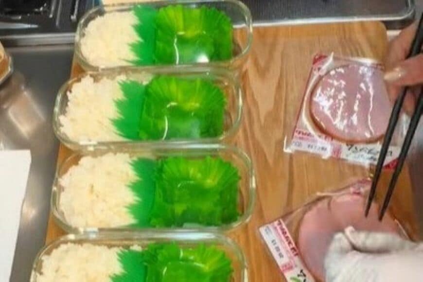 【こういうのでいい】フタを開けた瞬間テンション爆上がり　最高すぎる「手抜き弁当」が話題に