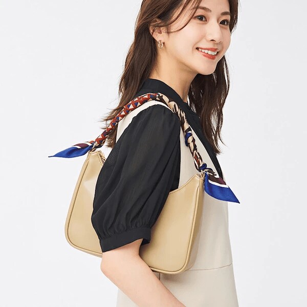 出所：GU　ハーフ&ハーフスカーフ