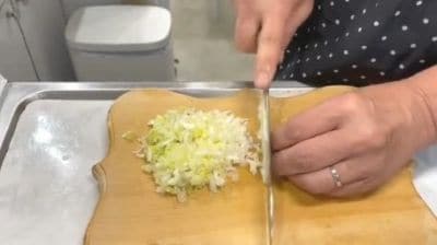 息子さんへのお弁当のおかずは…？ 豚バラネギ塩レモンやだし巻き卵、ベーコンポテトなど豪華な手作りおかずがギッシリ詰まったお弁当がおいしそう
