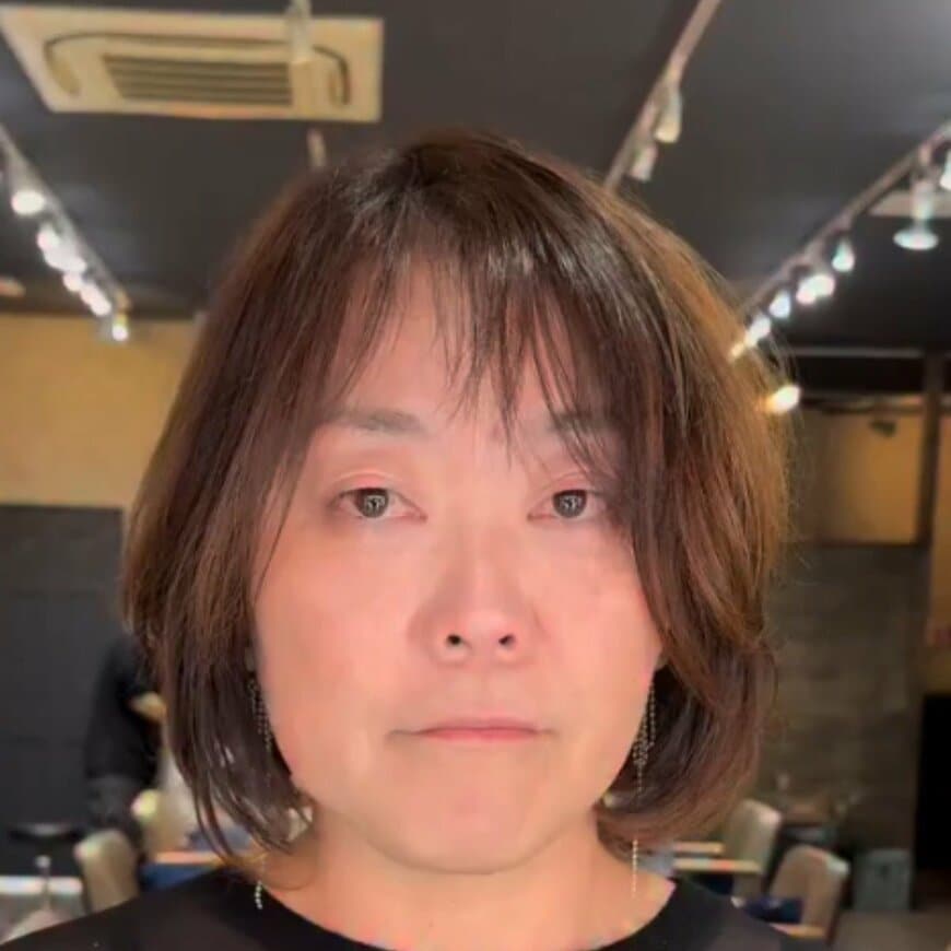 「頭の形が綺麗に見える髪型」を希望している女性がばっさりカット！「すっきりショート」にスタイルチェンジ！