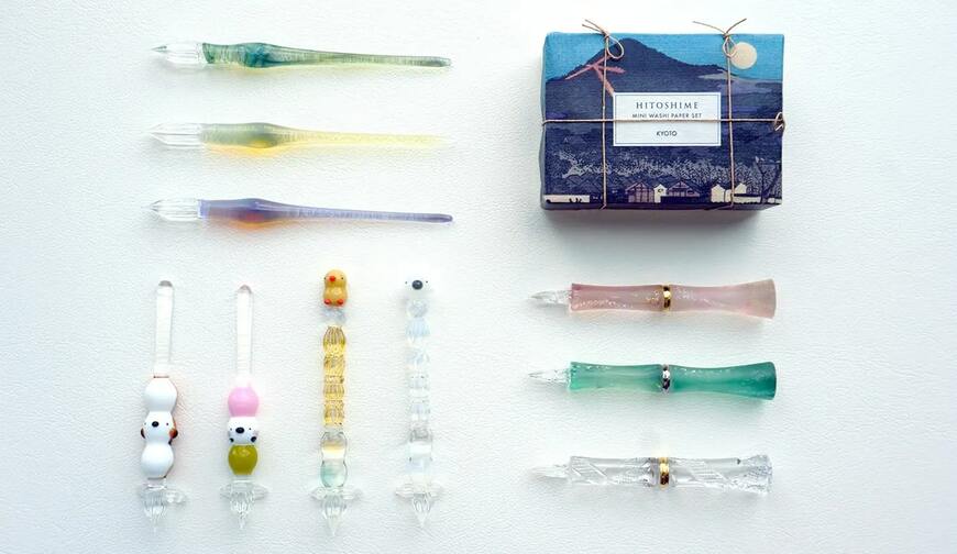 出所：PRTIMES　【京都 蔦屋書店】7ブランドが出店する「夏のガラスペン＆筆記具フェア」を8月1日（木）より開催。なめらかな書き心地にこだわった彩り豊かなガラスペン約130本が集結。