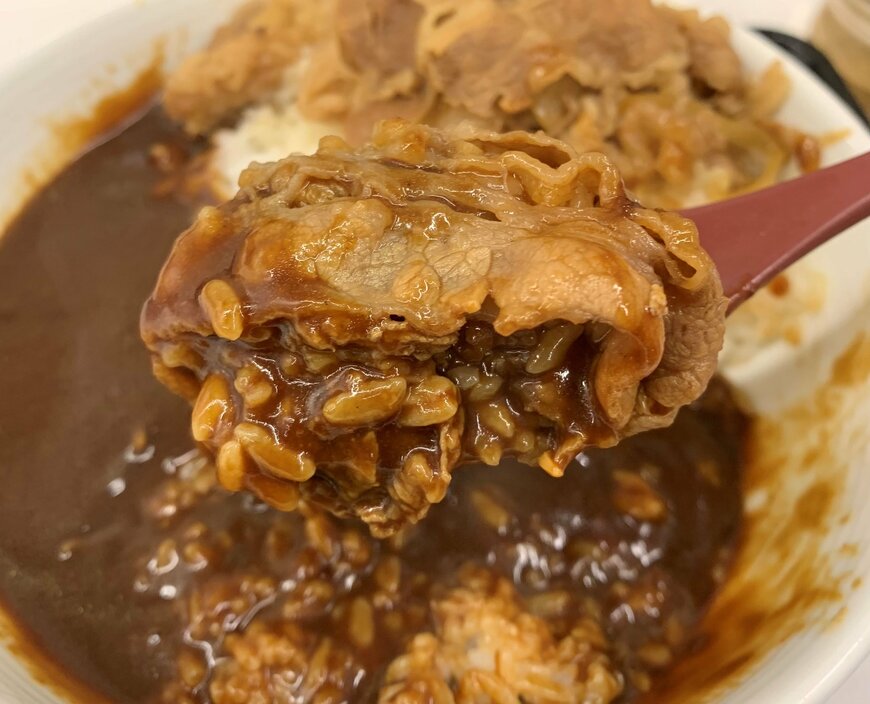 吉野家・肉だく牛黒カレー【15種スパイス】2倍の肉で、復活メニューをがっつり楽しむ