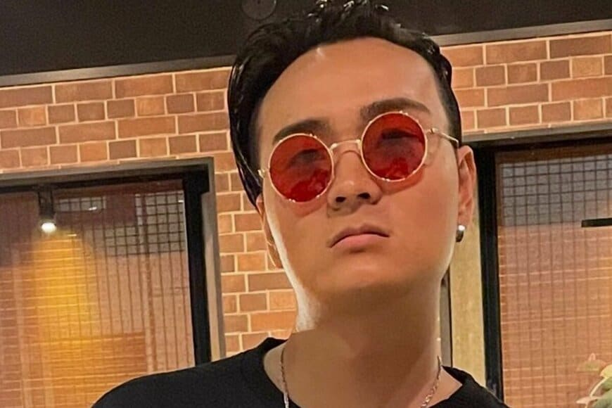 サングラスをかけたイカツめの男性→5年後…「思いもよらない変身姿」に思わず二度見