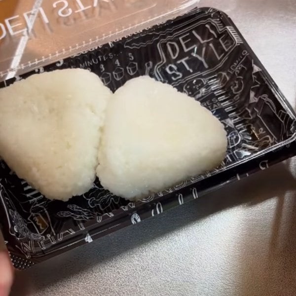 【普通に最高】角に合わせてぴったり詰める…　見栄えばっちりで素敵な「おにぎり弁当」が話題に