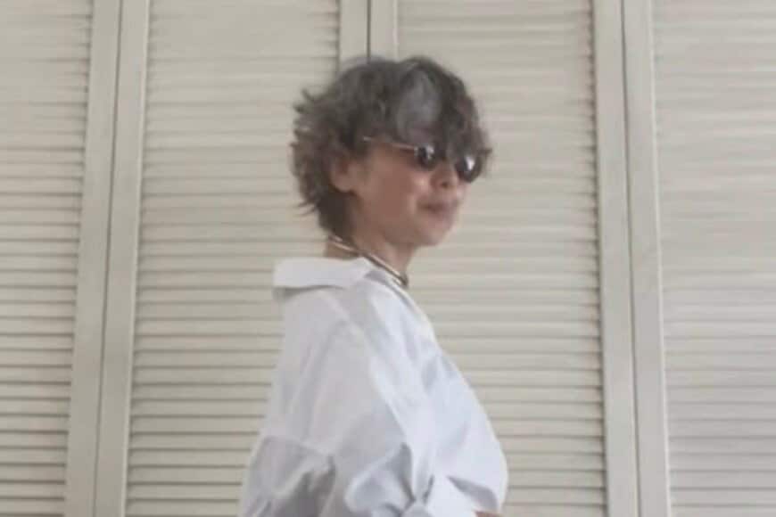 【62歳のマダム】“白シャツ×ロングスカート”のシンプルコーデ。前だけインで上品に