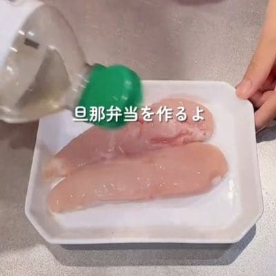 旦那さんへの「愛情弁当」にはこんがり揚がったささみ春巻き入り！春巻き2本とウインナーや卵焼きなどのおかずがギュッと詰まったお弁当がおいしそう