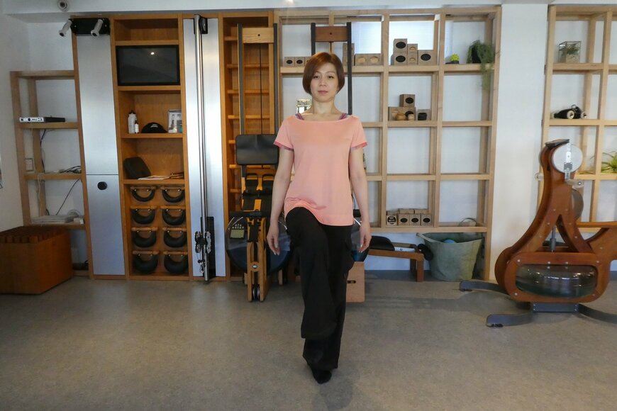 ① まずは目を開けた状態で片足を上げ、1～2分キープします。これは基本の足腰ができているかの確認です。最低限必要な筋肉と骨のバランスを保てるようにしましょう。