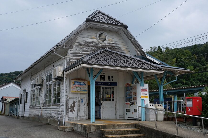 福井県の駅で発見した“表現力豊かな交通啓発ボード”に反響続出「かなりユニークだ」