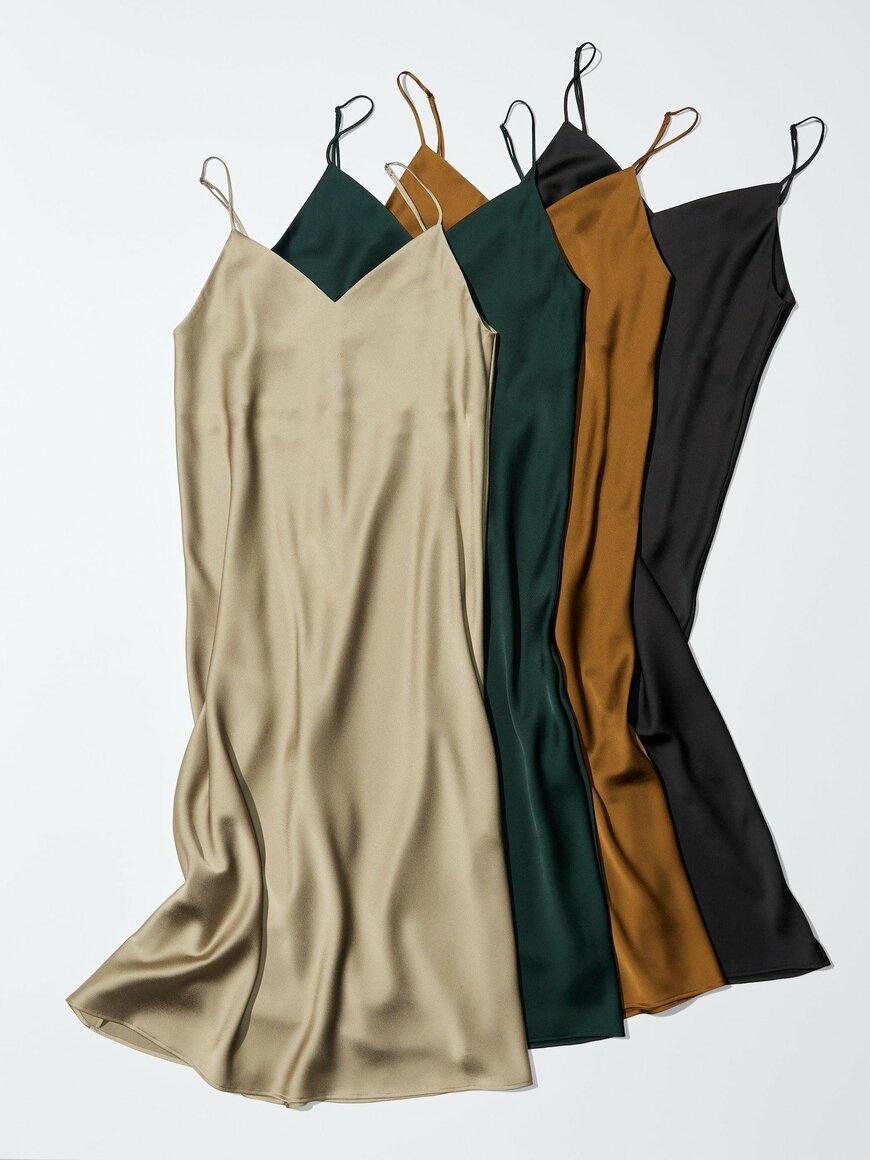 出所：ユニクロ公式　サテンキャミソールワンピース