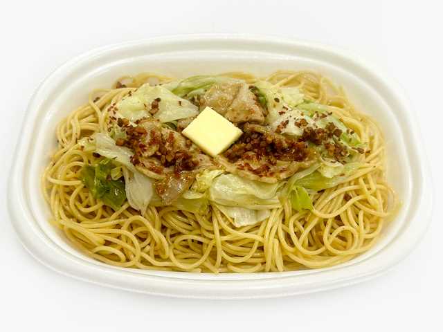 セブン-イレブンの新商品：嬬恋高原キャベツと豚肉のガーリックバター醤油パスタ
