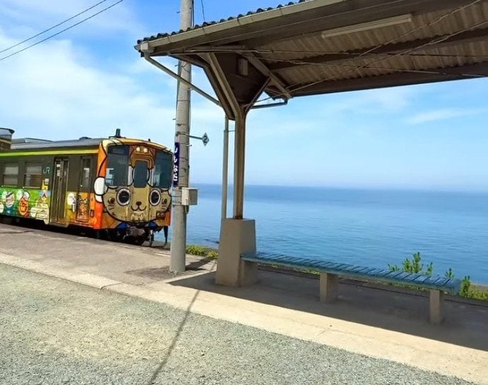 カラフルな電車に乗って下灘駅へ