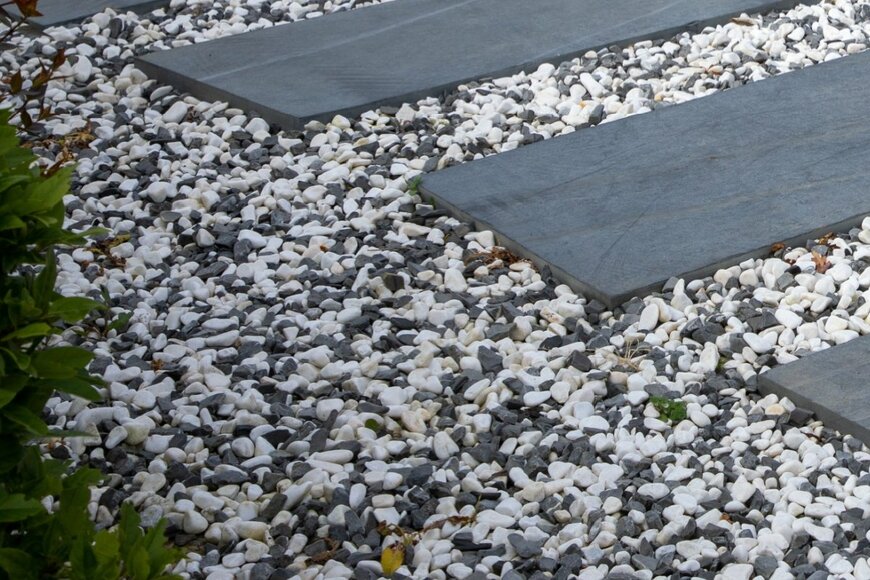 砂利が敷かれている。