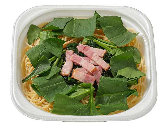セブン-イレブンの新商品:ほうれん草とベーコンのバター醤油パスタ