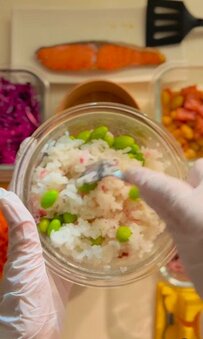 【春の鮭弁当】桜の塩漬けを使うなんて新しい！葉桜のような混ぜご飯が話題