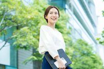 平均年収300万で30年勤務した人「年金は月9.4万円？」年金の手取りと給与が高い3業種を解説