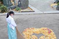 【よもや煉獄さん!?】神社境内の“落ち葉アート”で鬼滅の刃を表現 - 完成度の高さにツイッターで話題