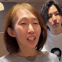 「同窓会で老けたと思われたくない…」女性、プロにお任せカットで…〈前髪ありのふんわりショート〉に大変身！