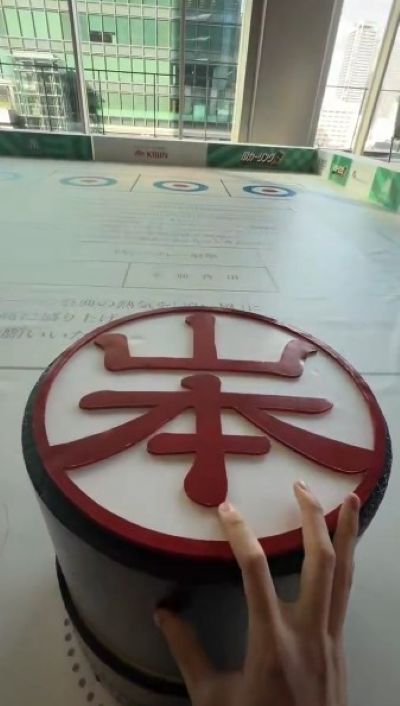 稟議書の上で印鑑の形をしたストーンを滑らせ「承認」を狙う
