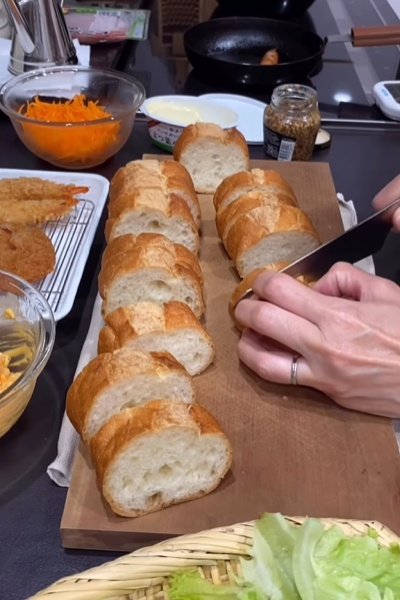 カットしたフランスパンに切り込みを入れます