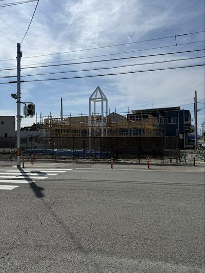 三角形が印象的な建物に「なんか見たことある形」