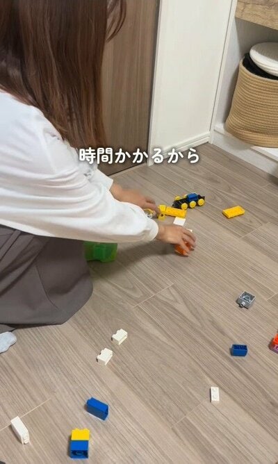 床いっぱいに散らかった、おもちゃの様子。