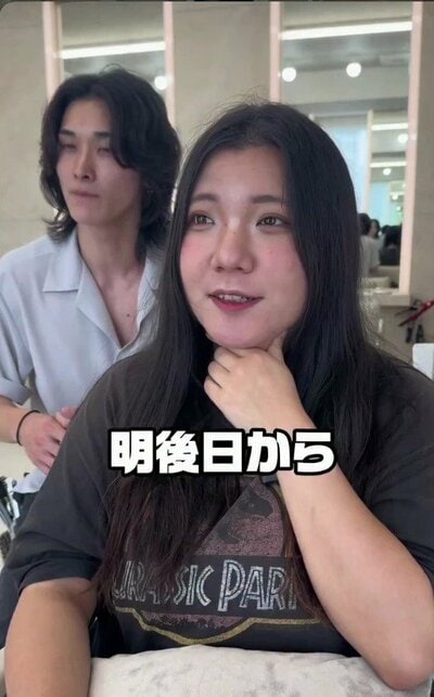 胸の下まで届く、重さのある黒髪ロングの女性の来店時の様子（ビフォー）