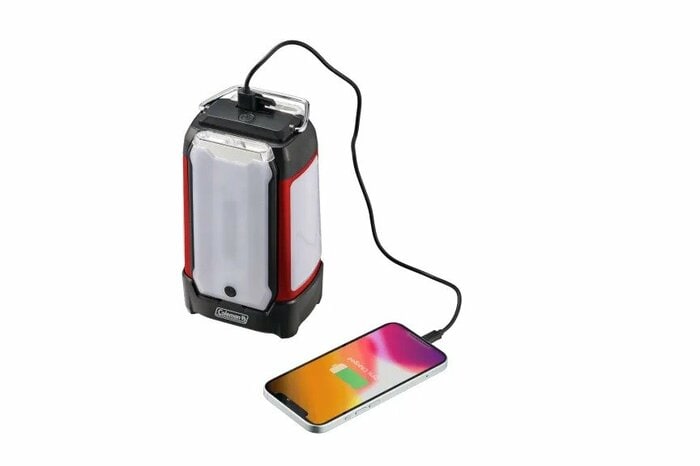 乾電池使用時にはスマホなどの充電が可能になります