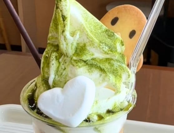 大阪府の道の駅で発見したかわいい「古墳パフェ」！はにわクッキーとたっぷりの抹茶で「最初から最後までおいしい」