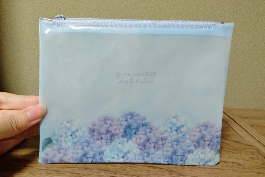 筆者撮影（キャンドゥ、フラットポーチ PVC あじさい柄）
