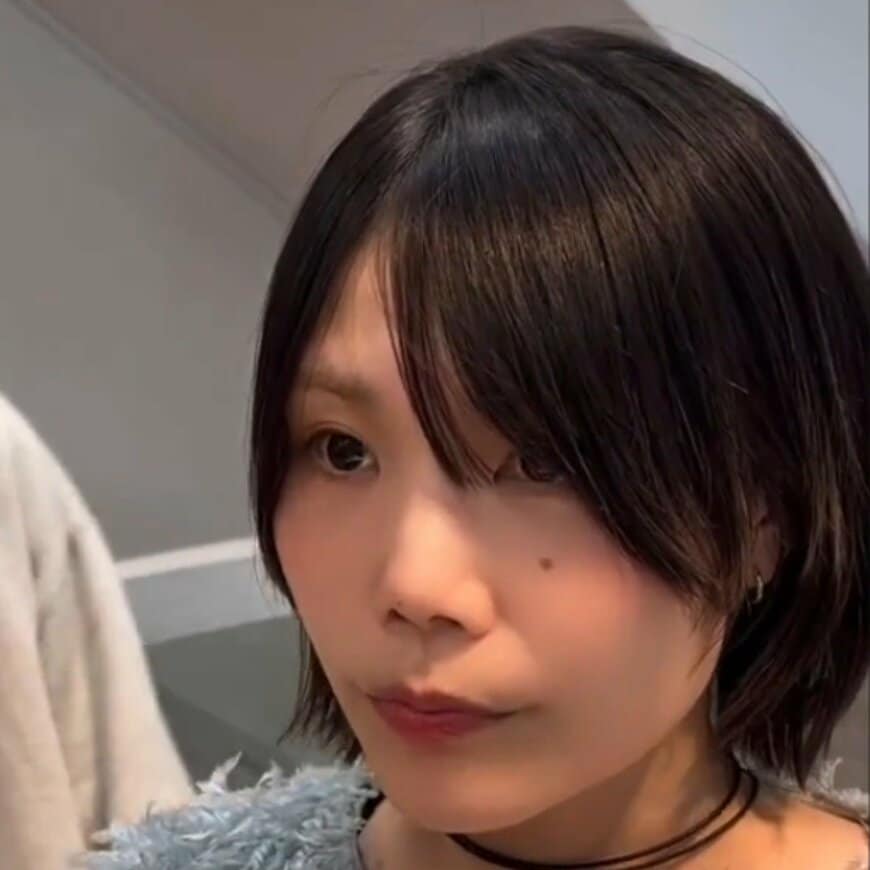 顔回りの髪が長めのショートヘアを希望する女性が「後頭部に丸みのある小顔ショートヘア」でイメージチェンジ